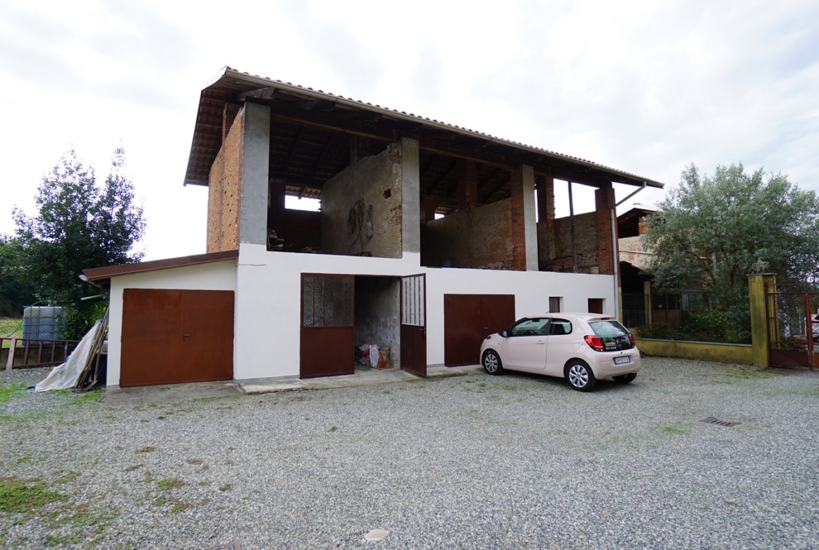 Rustico con terreno in vendita a Sandigliano