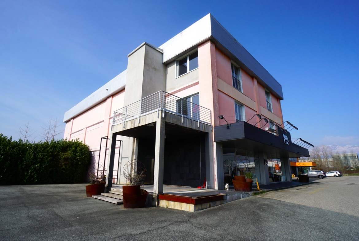 Ampio spazio multiuso in affitto a Verrone