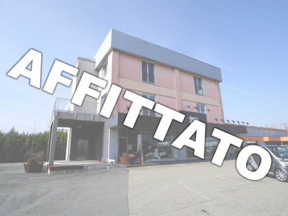 Locale commerciale in affitto a Verrone
