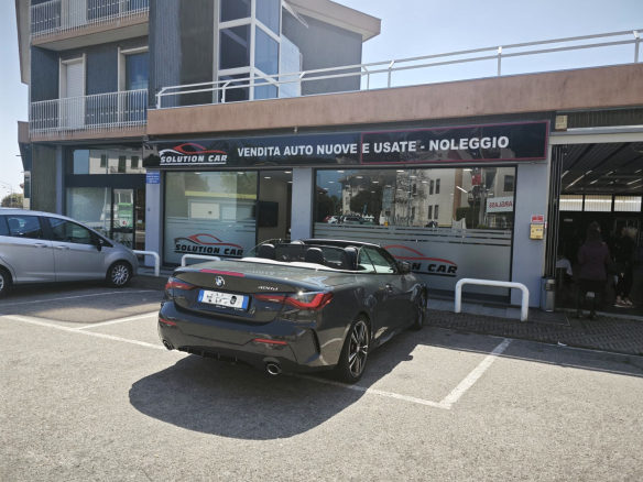 Negozio moderno con ampio parcheggio in affitto a Biella