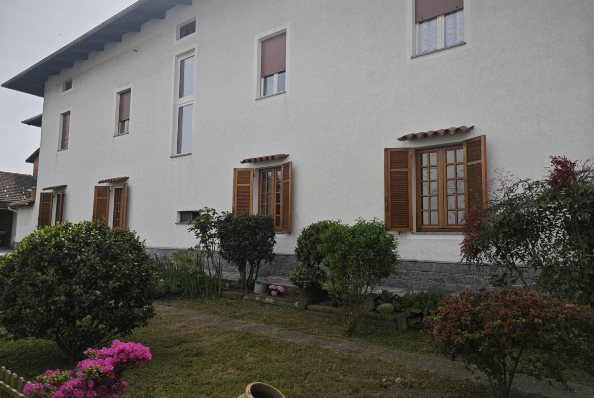 Immobile con giardino in vendita a Candelo