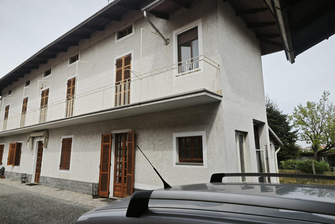 Immobile con giardino in vendita a Candelo