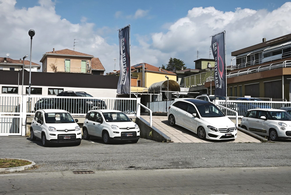 Negozio moderno con ampio parcheggio in affitto a Biella