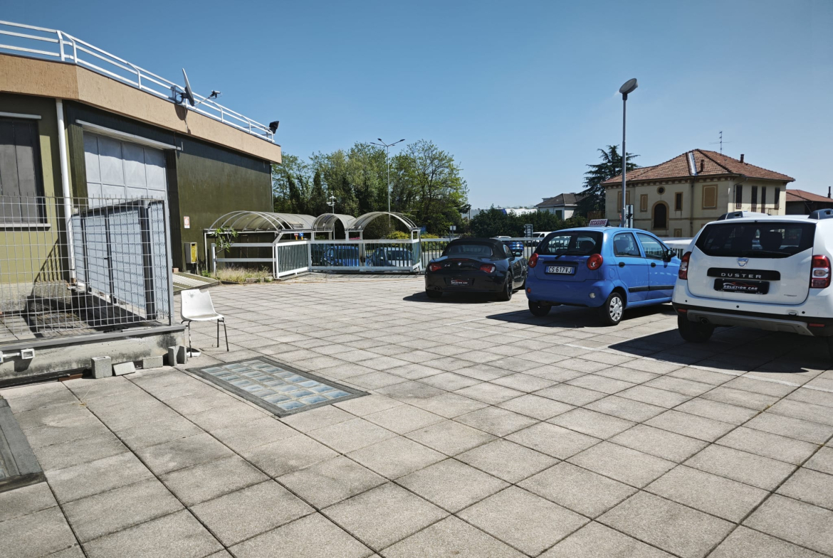 Negozio moderno con ampio parcheggio in affitto a Biella