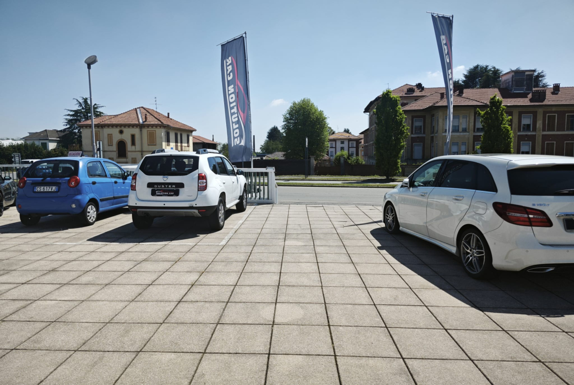 Negozio moderno con ampio parcheggio in affitto a Biella