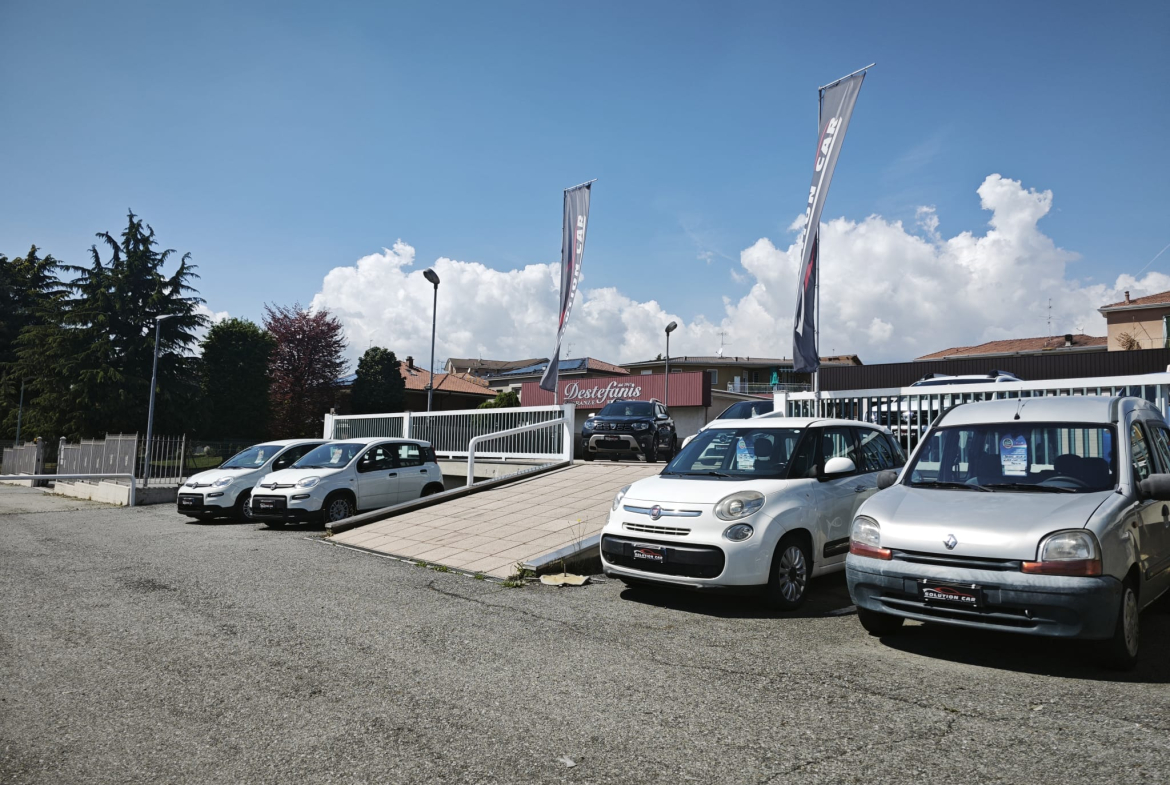 Negozio moderno con ampio parcheggio in affitto a Biella
