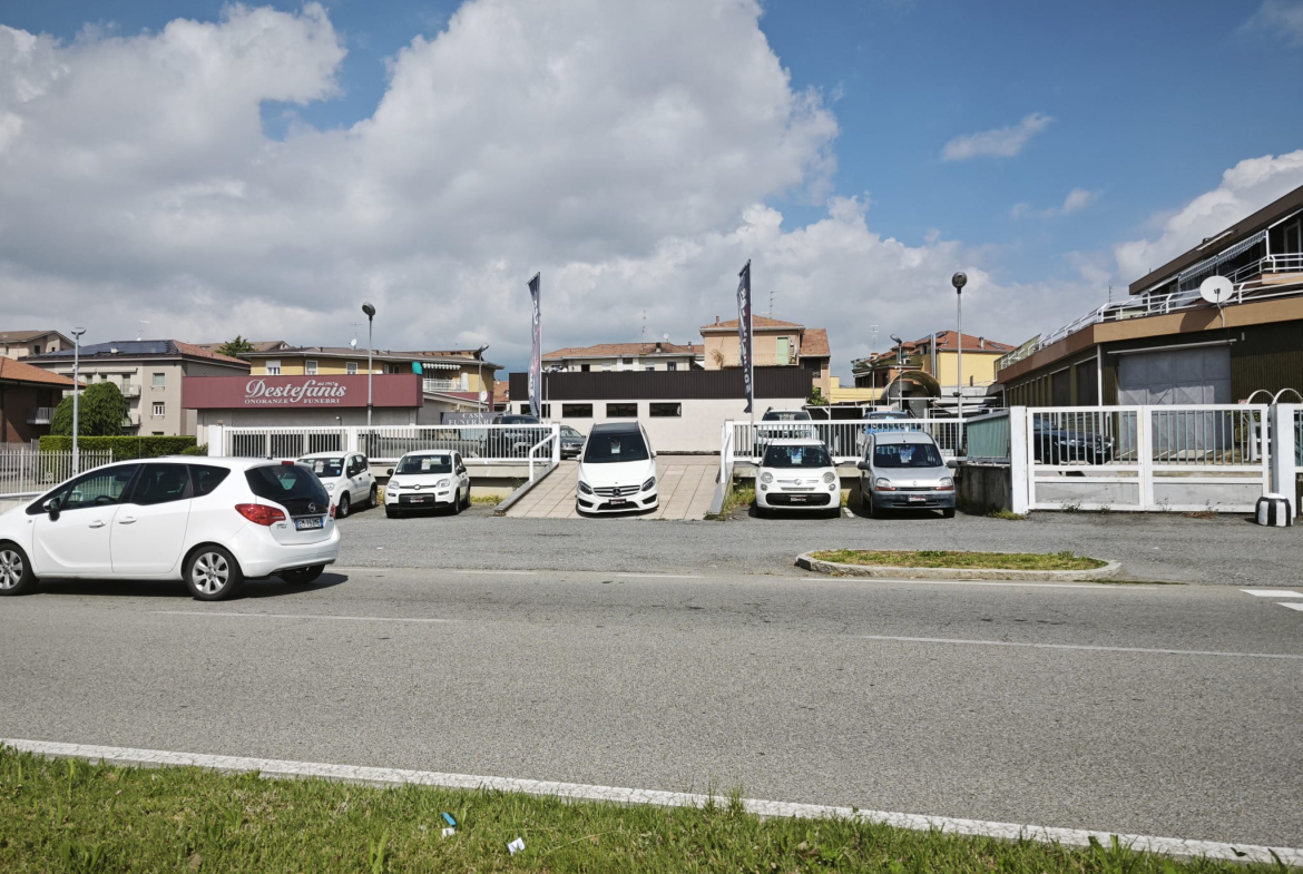 Negozio moderno con ampio parcheggio in affitto a Biella