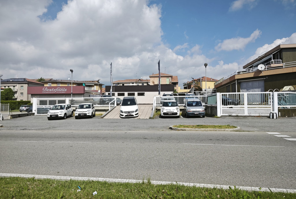Negozio moderno con ampio parcheggio in affitto a Biella