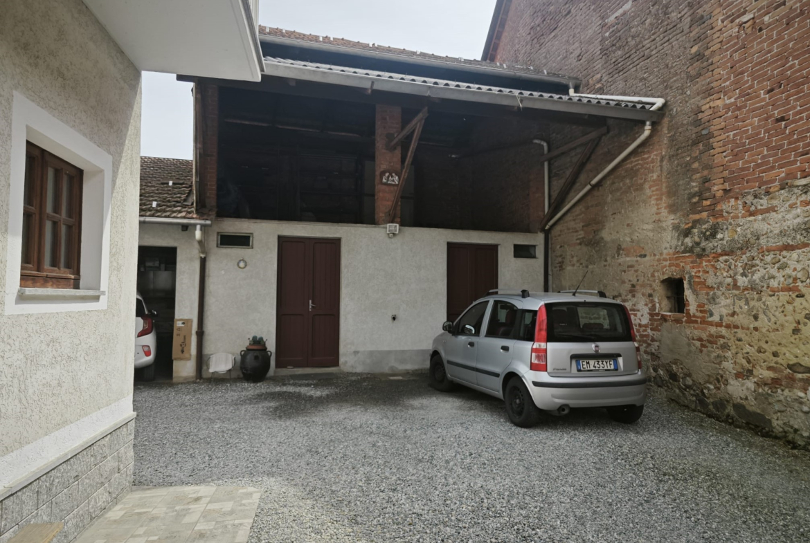 Immobile con giardino in vendita a Candelo