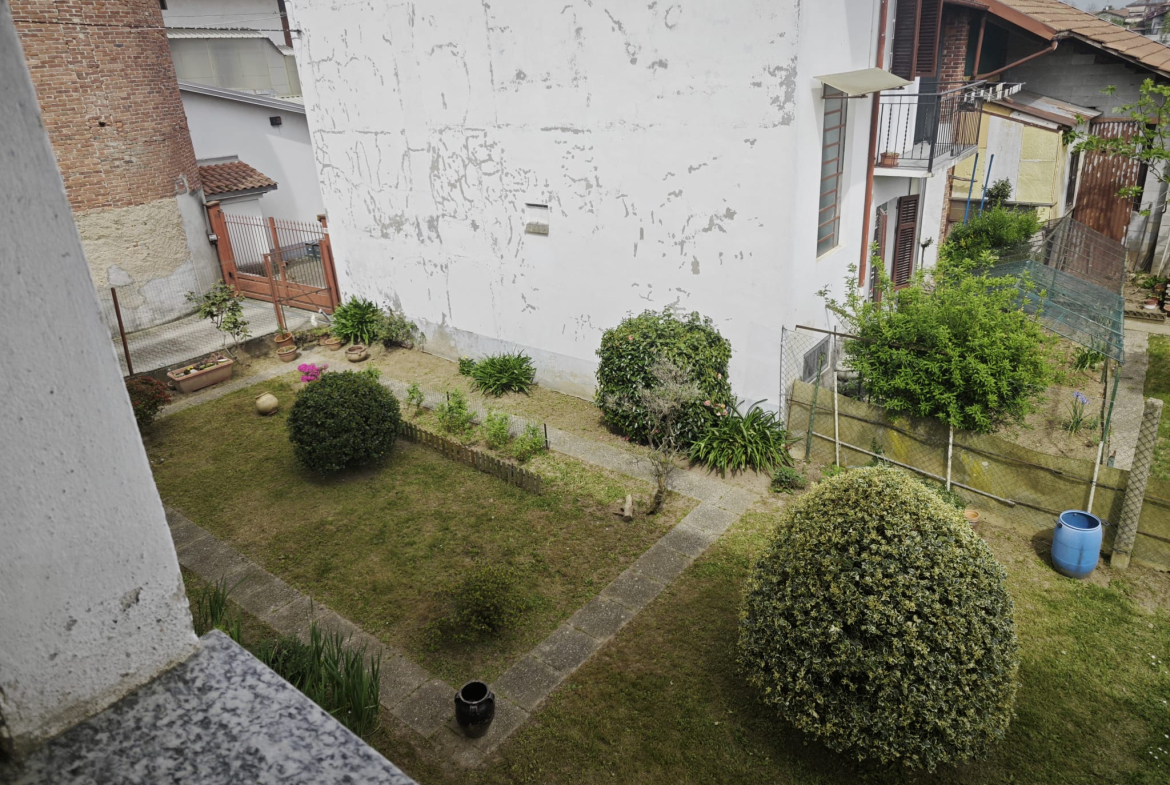 Immobile con giardino in vendita a Candelo