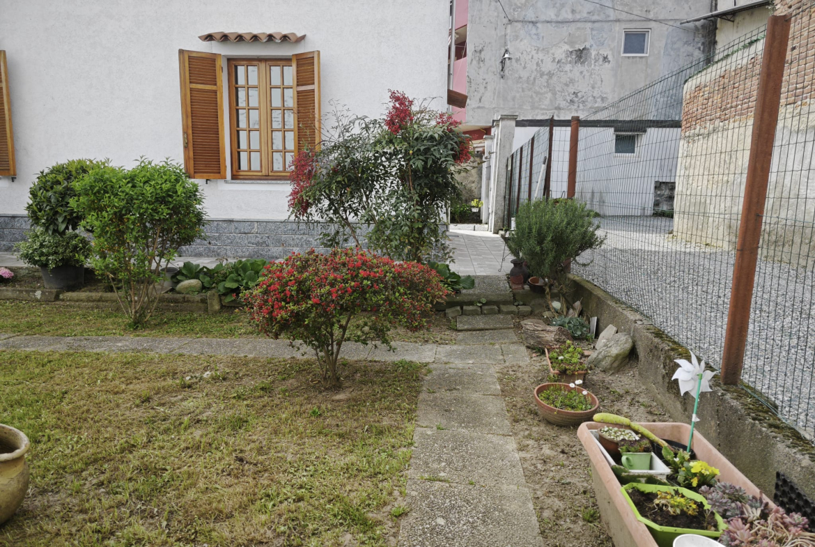 Immobile con giardino in vendita a Candelo