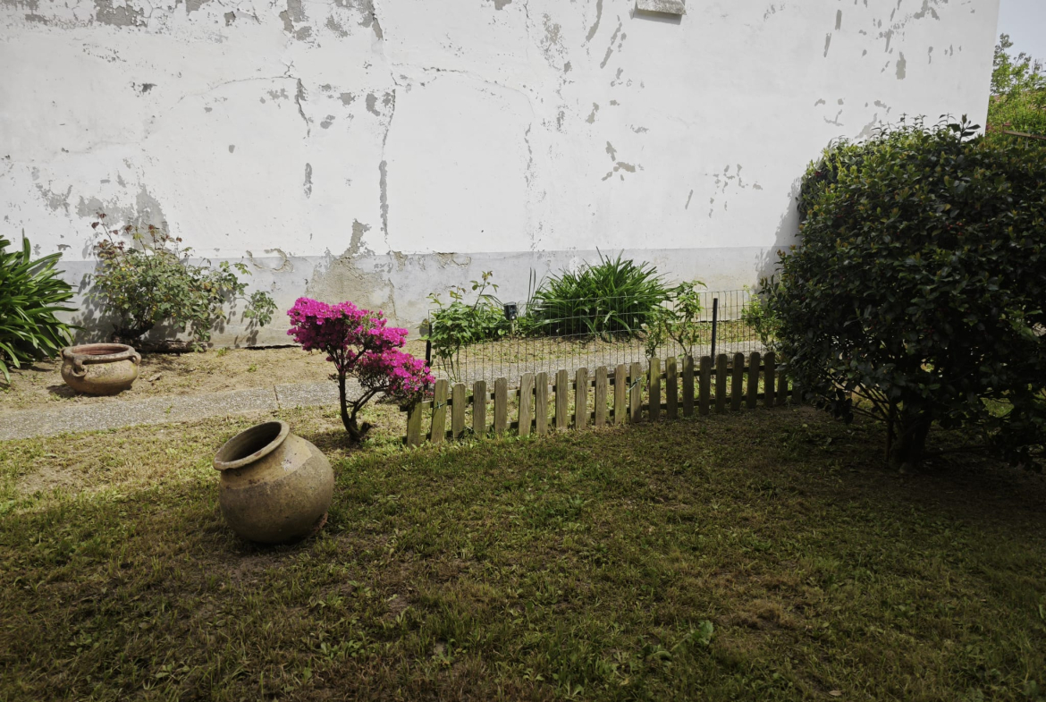 Immobile con giardino in vendita a Candelo