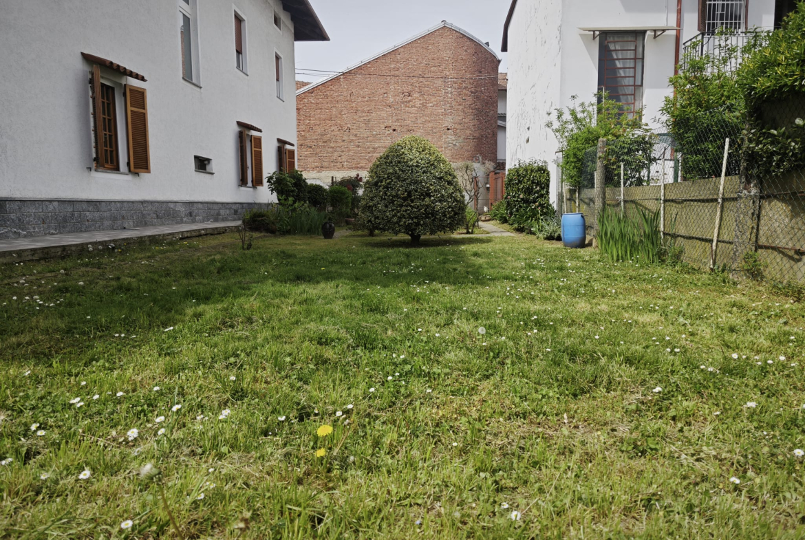 Immobile con giardino in vendita a Candelo