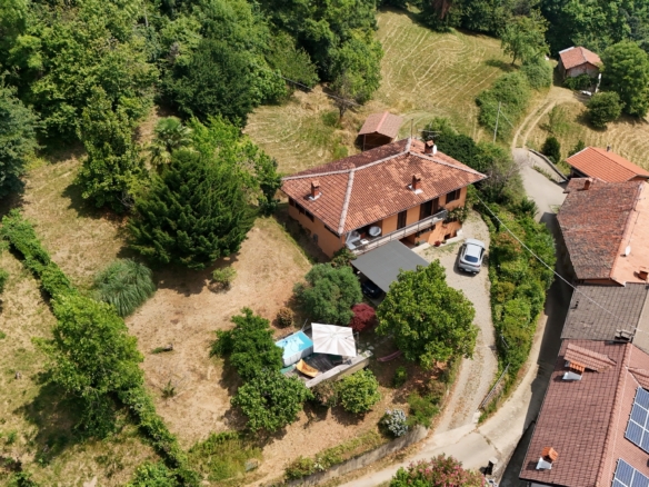 Vendesi casa indipendente a Netro con giardino