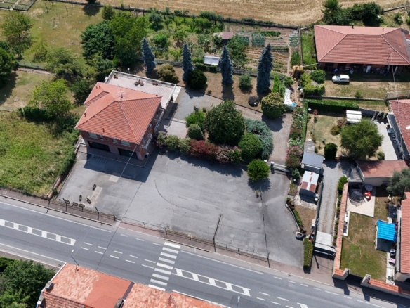 Negozio con parcheggio privato in vendita a Gaglianico