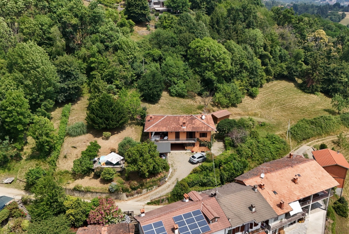 Vendesi casa indipendente a Netro con giardino