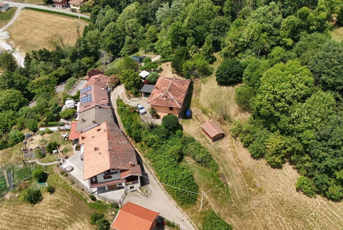 Vendesi casa indipendente a Netro con giardino