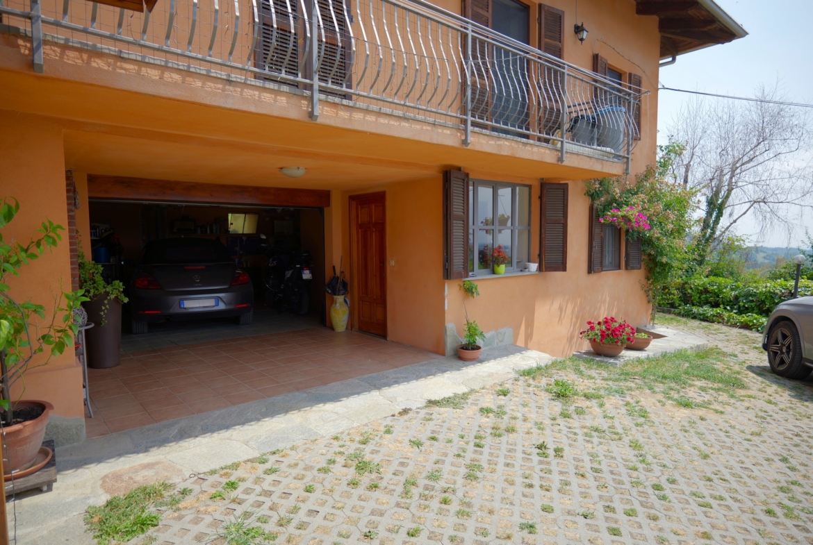 Vendesi casa indipendente a Netro con giardino