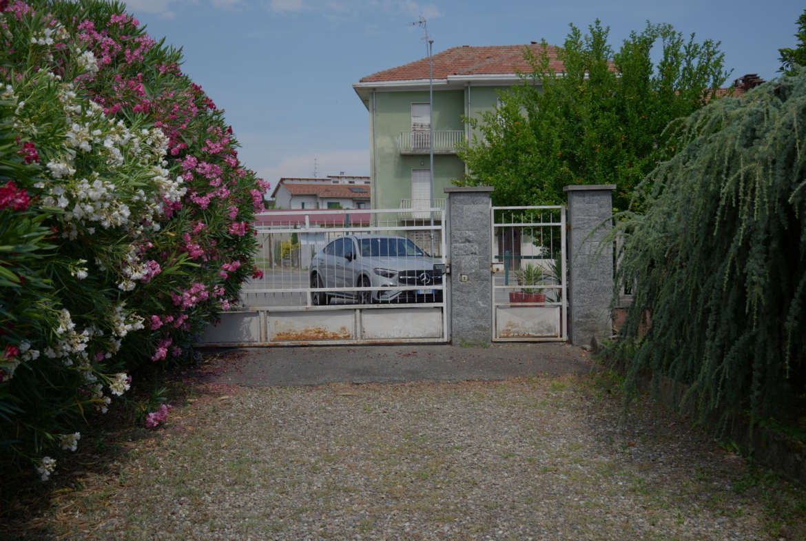 Casa indipendente in vendita a Gaglianico con bar annesso