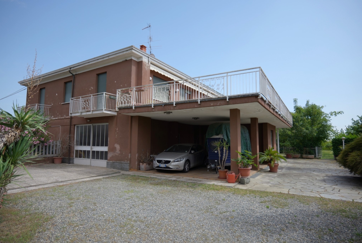 Casa indipendente in vendita a Gaglianico con bar annesso
