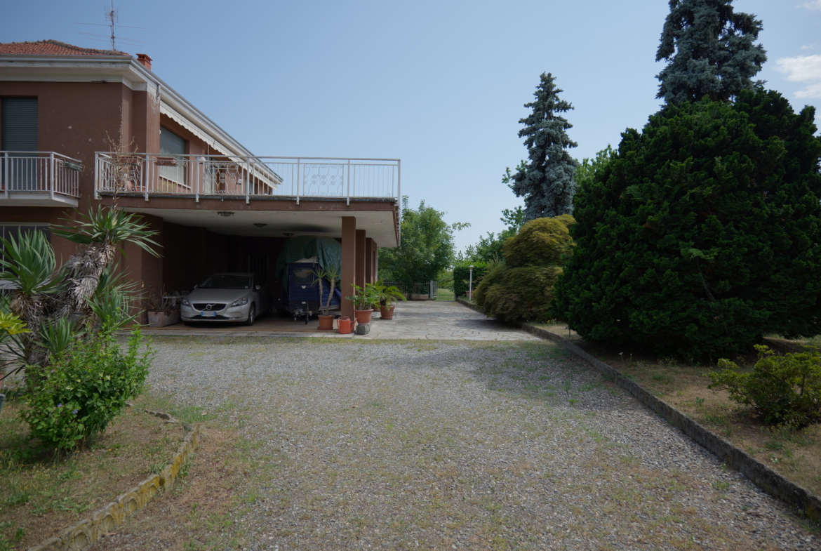 Casa indipendente in vendita a Gaglianico con bar annesso