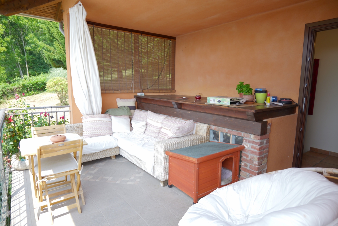 Vendesi casa indipendente a Netro con giardino