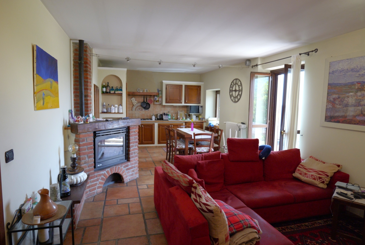 Vendesi casa indipendente a Netro con giardino