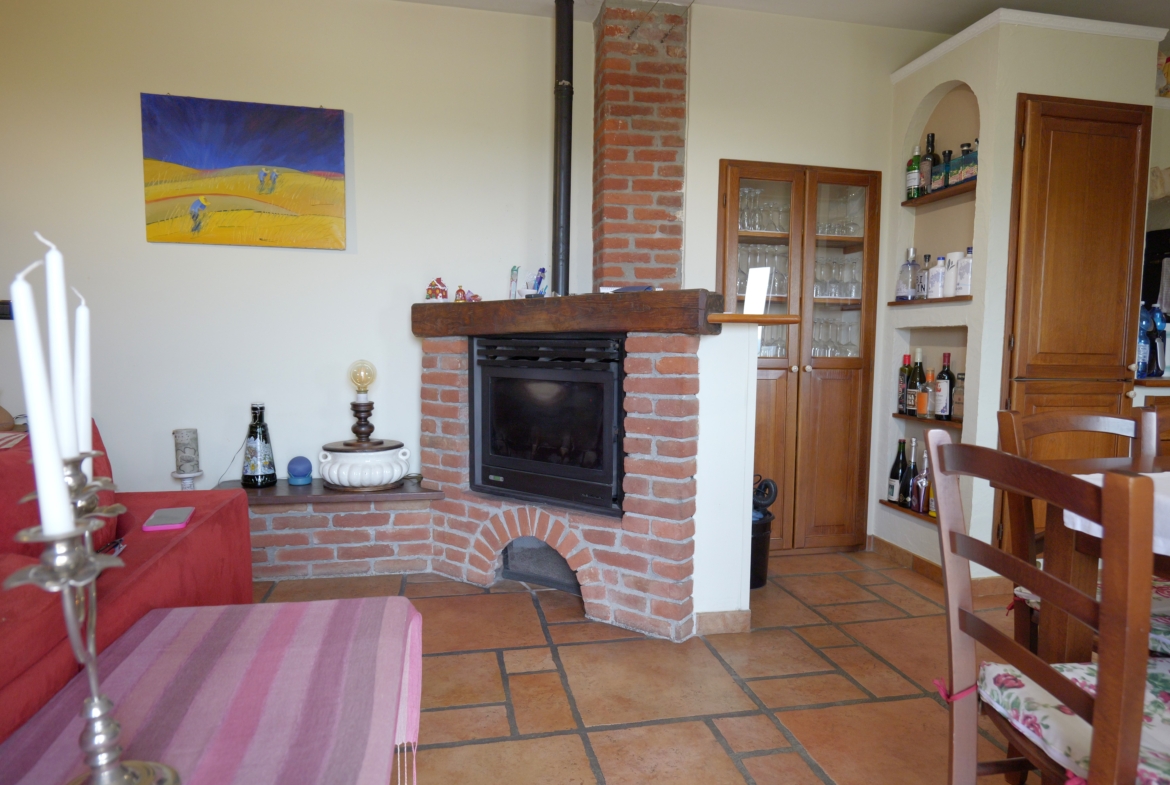 Vendesi casa indipendente a Netro con giardino