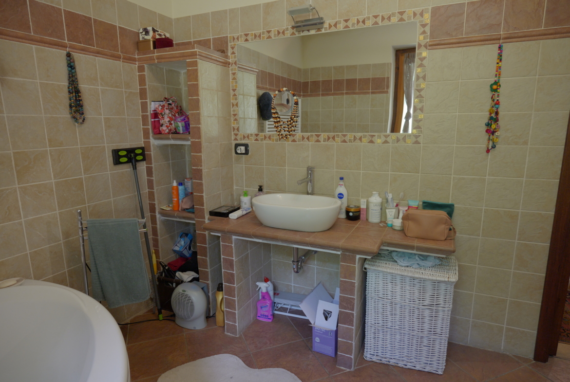 Vendesi casa indipendente a Netro con giardino