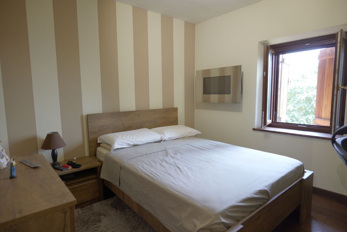 Vendesi casa indipendente a Netro con giardino