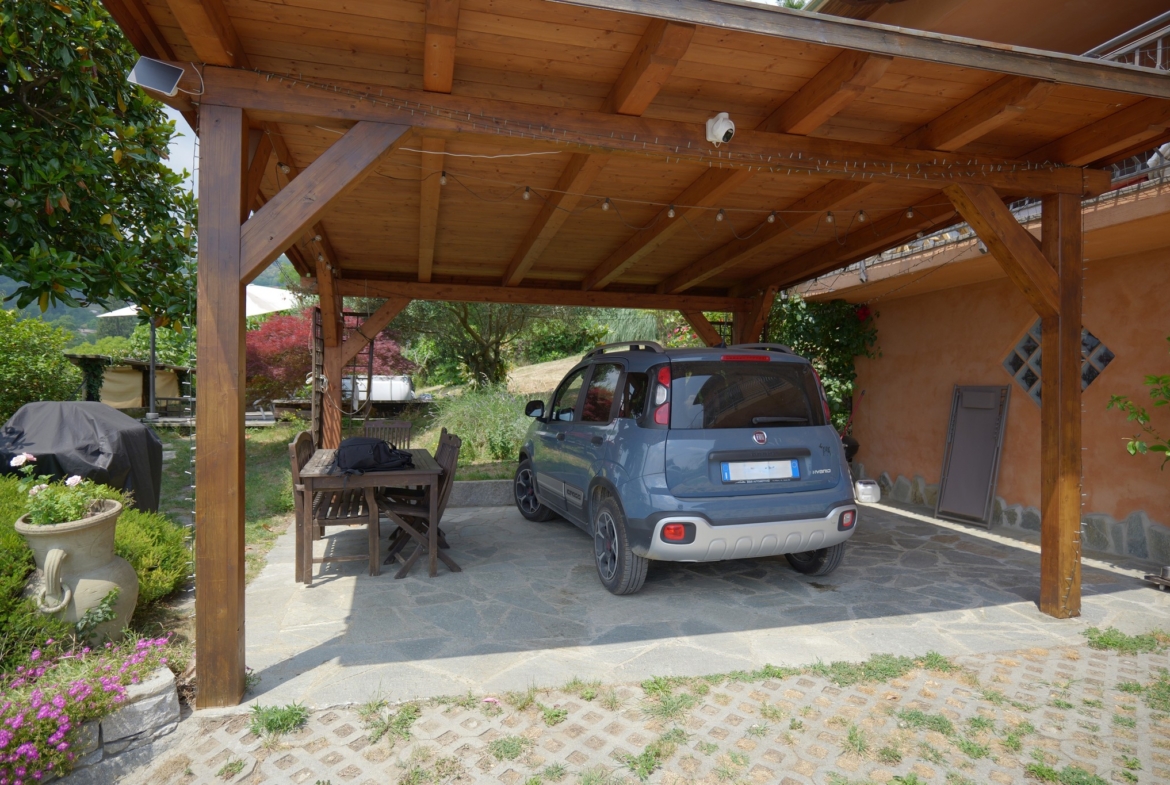 Vendesi casa indipendente a Netro con giardino