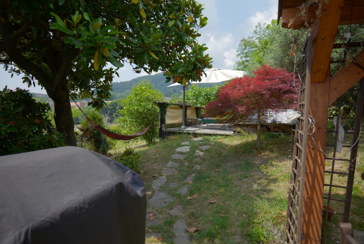 Vendesi casa indipendente a Netro con giardino