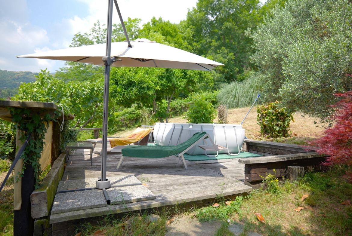 Vendesi casa indipendente a Netro con giardino