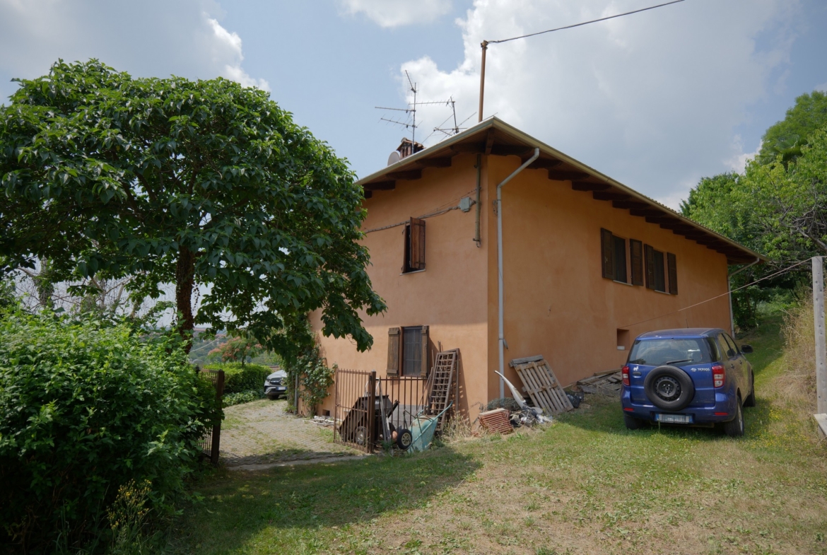 Vendesi casa indipendente a Netro con giardino