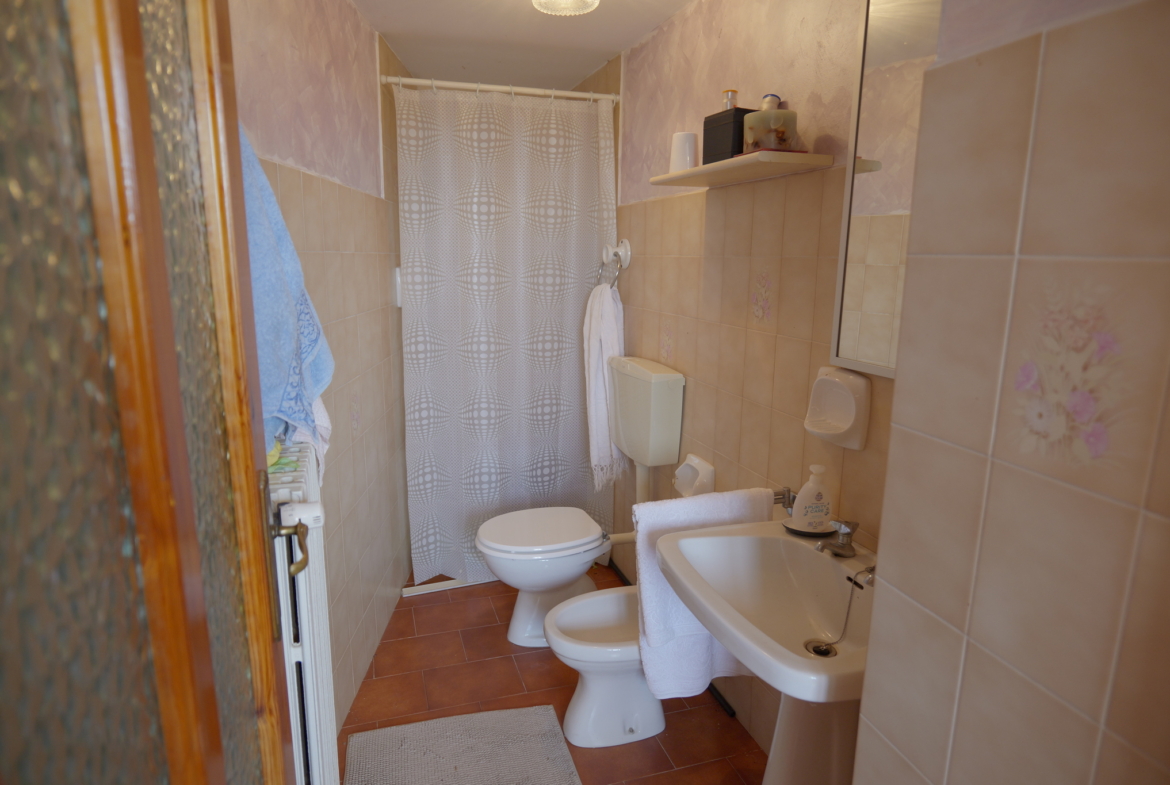 Vendesi casa indipendente a Netro con giardino