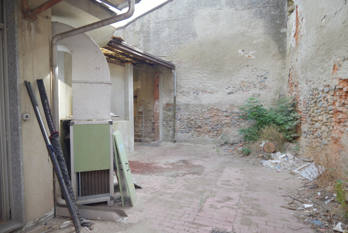 Intero stabile in vendita a Cossato